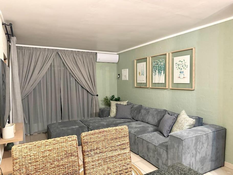 Apartment Scenic Getaway In San Lameer Estate